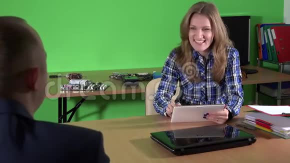 礼貌的办公室女孩与客户在电脑维修服务视频的预览图
