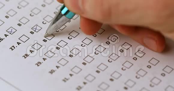 学生用钢笔填写考试答卷视频的预览图
