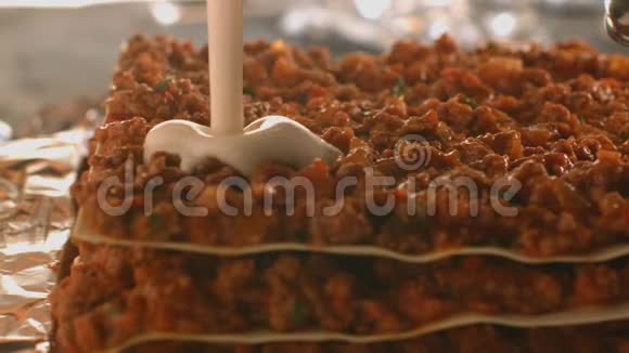美味的肉面条是用白色奶油bA焦糖酱倒入的很漂亮的摄影棚相机幻影Flex视频的预览图