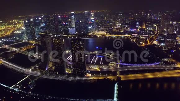 在明亮的夜光照明下大城市新加坡的海洋大都市在市中心惊人的4k空中无人机视野视频的预览图