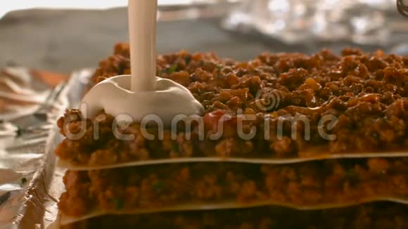 美味的肉面条是用白色奶油bA焦糖酱倒入的很漂亮的摄影棚相机幻影Flex视频的预览图