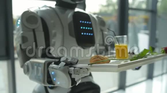 抬头看着拿着特雷早餐的机器人视频的预览图
