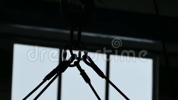吊车绞车在工厂起吊负荷钢钩托住一块沉重的钢板视频的预览图