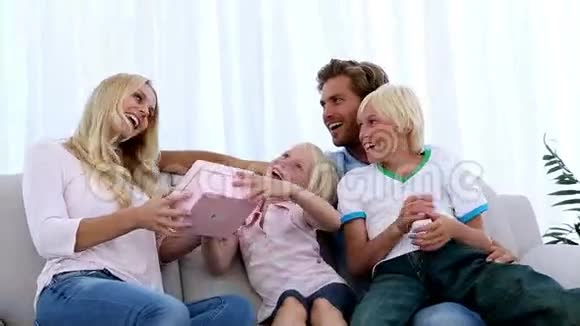 一家人送给母亲一件粉红色的礼物这是一条围巾视频的预览图