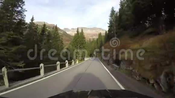 车顶上的摄像头从圣贝纳迪诺公路驱车前往瑞士的村庄视频的预览图
