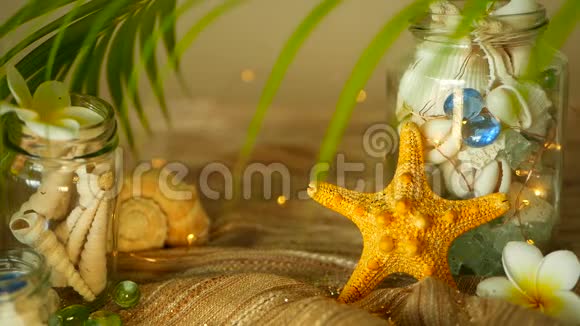 玻璃罐子里装满了贝壳珊瑚海洋物品和船灯海星梅花装饰视频的预览图