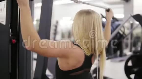 有魅力的年轻金发白种人女人运动的身体训练在健身房的拉特拉马什健康视频的预览图