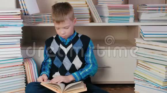 七岁的男孩聚精会神地看书视频的预览图
