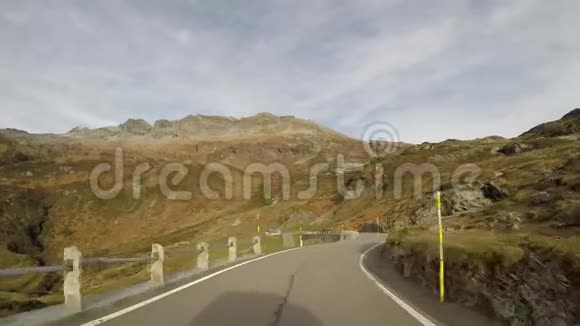 车顶上的摄像头从圣贝纳迪诺公路驱车前往瑞士的村庄视频的预览图