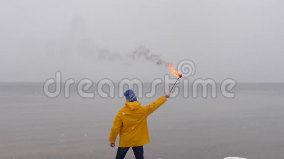 冻海背景下黄色火把人的后景前景下的雪视频的预览图