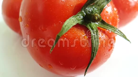 红番茄熟湿有机水慢动作溅视频的预览图