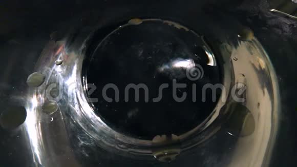 油和水在玻璃碗中缓慢移动的细节视频的预览图