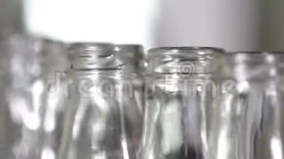 纯透明瓶子特写视频的预览图
