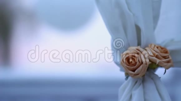 白色纸球挂在公园的凉亭上浪漫约会的装饰有玫瑰的部分拱门视频的预览图