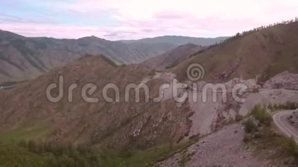 飞越公路穿过山口俄罗斯阿尔泰山谷视频的预览图
