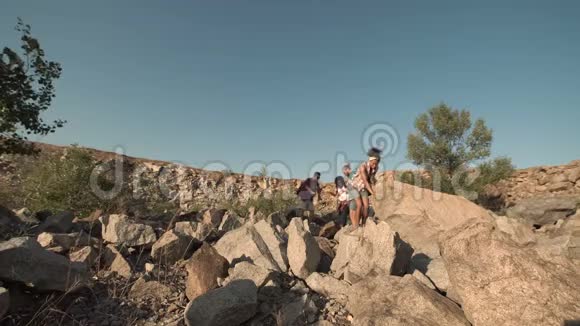 人们在岩石上徒步旅行休息视频的预览图