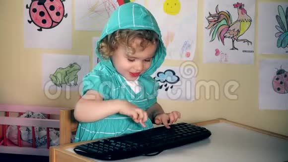 有趣可爱的女孩打字电脑键盘看着相机微笑视频的预览图