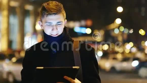 年轻的商人用平板电脑对抗夜间交通视频的预览图
