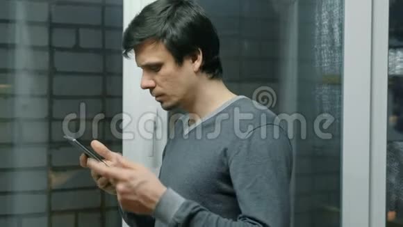 人用夹克擦拭手机屏幕视频的预览图