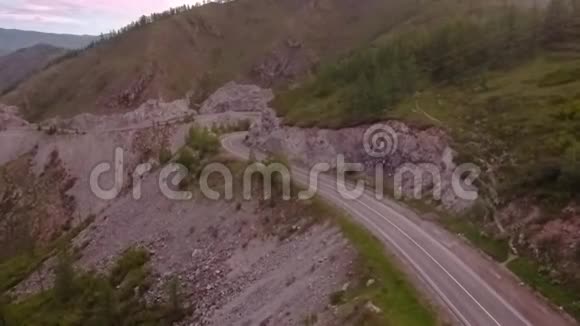 飞越公路穿过山口俄罗斯阿尔泰山谷视频的预览图