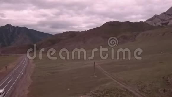 飞越山谷穿过山脉的道路视频的预览图