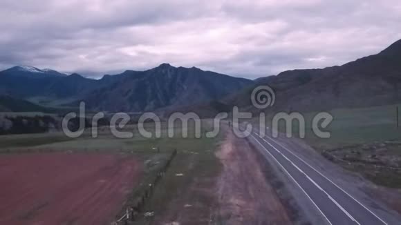 俄罗斯阿勒泰山谷鸟瞰图穿过山脉的道路视频的预览图