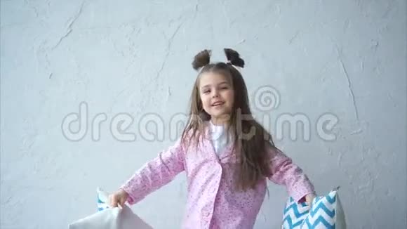 一个穿着自制睡衣的小女孩把枕头放起来她玩得很开心视频的预览图