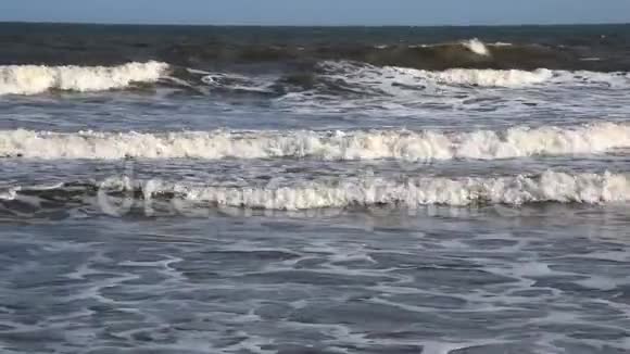 慢动作的海浪走向岸边视频的预览图