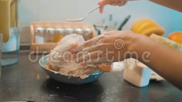烤鸡在烤箱里涂上烤酱美味的烤鸡上桌特写烹饪视频的预览图