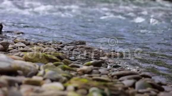西班牙比利牛斯山脉的一条巨大的小溪慢镜头视频的预览图