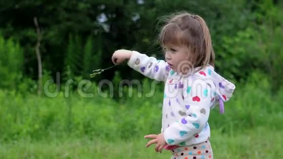 站着玩草的漂亮女孩视频的预览图