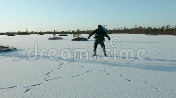 年轻人在冰冻的湖面上跳舞视频的预览图