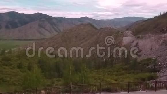通过山口的道路鸟瞰图俄罗斯阿尔泰山谷视频的预览图