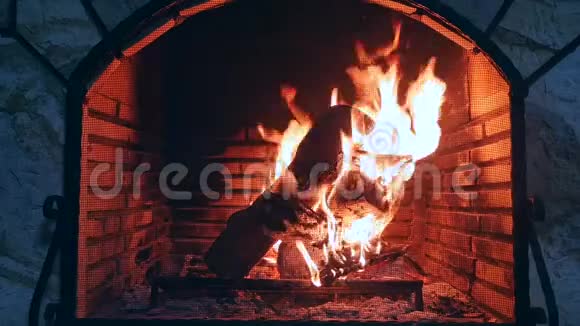 燃烧的壁炉壁炉作为一件家具视频的预览图