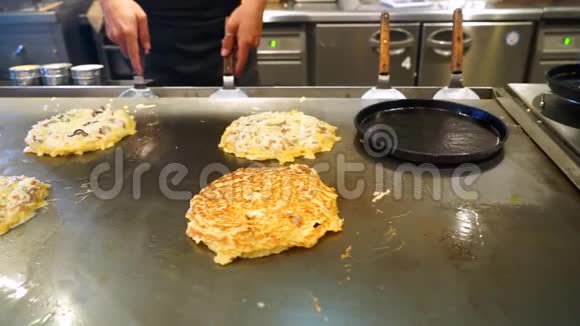 厨师用面条煮煎蛋卷视频的预览图