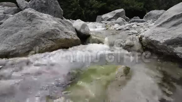 河边的小溪视频的预览图