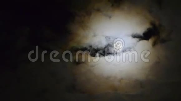月亮在云层之间移动视频的预览图