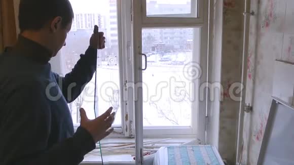 人修理木窗更换窗户上的碎玻璃视频的预览图