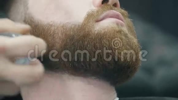 理发师清洗男性面部视频的预览图
