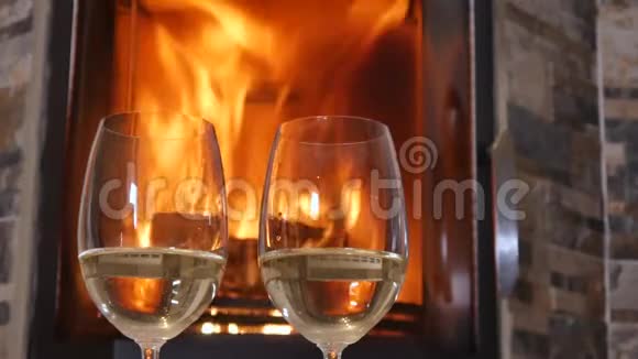 壁炉旁有几杯白葡萄酒视频的预览图