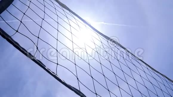 地球场上的排球网在烈日下近距离射击海滩上美丽的照片视频的预览图