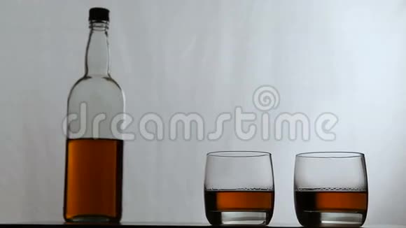 带瓶子的威士忌视频的预览图