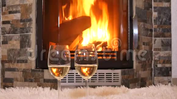 壁炉旁有几杯白葡萄酒视频的预览图