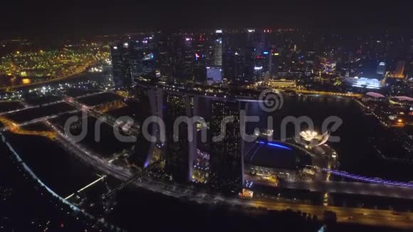 明亮的4k无人驾驶飞机在明亮的夜光照明下在大城市新加坡的海洋大都市视频的预览图