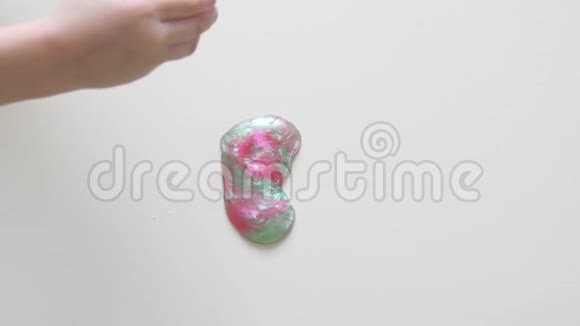 孩子玩手工制作的玩具叫斯利姆视频的预览图