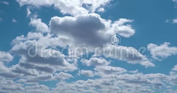 白云飞蓝天时光流逝积云快飞天时程抽象的云在飞翔在移动视频的预览图