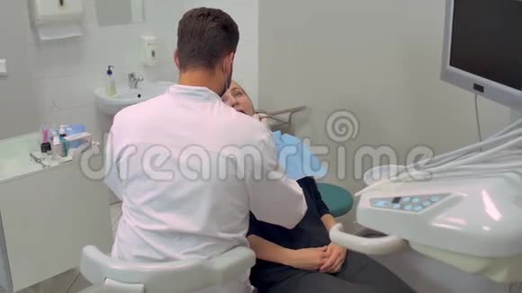 满意的牙医和病人视频的预览图