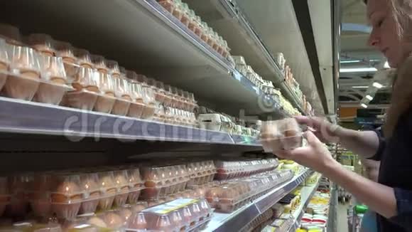 女人在超市里摘鸡蛋视频的预览图