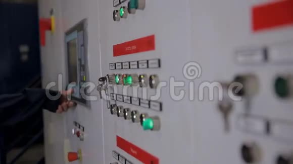 控制柜显示在发电厂工厂的电气变电站视频的预览图