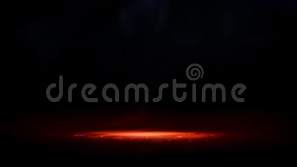 橙色光线下的水滴和黑色背景上的雾红色液体滴视频的预览图